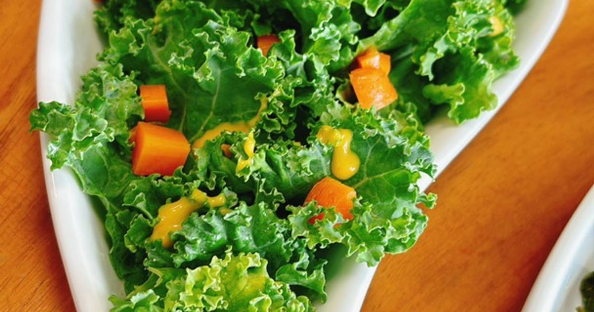 Salad cải kale với cà rốt áp chảo và xốt mù tạt