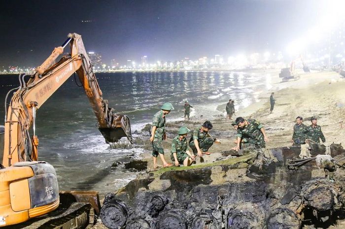 Lộ diện xác xe tăng bị vùi sâu dưới biển Quy Nhơn - Báo Tiền Phong