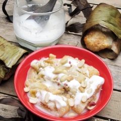 Bóc lớp lá chuối ra, cho xôi vào đĩa. Thêm đậu phộng rang chín, giã hơi nhỏ, 2 muỗng canh sữa đặc, nước cốt dừa lên trên và thưởng thức.