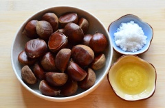 Chuẩn bị hạt dẻ. Đầu tiên, hạt dẻ mua về rửa sạch, để ráo.