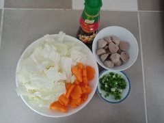 Cắt đôi bò viên. Bắp cả rửa sạch cắt miếng vừa. Cà rốt bào vỏ tỉa hoa, sau đó cắt dọc làm 2 rồi cát lát 2cm. Hành lá cắt nhỏ.