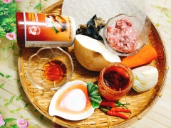 Nấm mèo ngâm nước cho nở rồi rửa sạch, cắt bỏ chân nấm và thái nhỏ. Hành tây, củ sắn và cà rốt thái hạt lựu; hành tím và tỏi băm nhỏ; hành lá thái nhỏ.