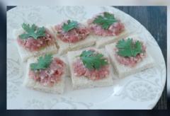 Múc một muỗng thịt đã ướp lên bánh mì, đặt lên một lá ngò. Trứng gà đập ra chén, đánh tan. Sau đó nhúng đậu hũ thịt vào chén trứng rồi để ra dĩa riêng. Chú ý nhúng sau cho trứng ngập luôn cả thịt nha.