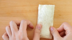 Sandwich cắt đôi rồi đặt phô mai đã cắt lát theo kích thước của bánh sandwich, bạn có thể biến tấu thêm xúc xích để tăng thêm sự hấp dẫn và ngon miệng cho bánh. Rồi quết hỗn hợp bột xung quanh viền bánh, dùng tay đè thật chặt chung quanh để phần nhân không bị rơi ra khi chiên nhé.
