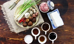 Băm nhuyễn tỏi, hành tím, gừng, sả, ớt. Xả đậu hũ non dưới vòi nước rồi cắt miếng vuông nhỏ vừa ăn (khoảng 2x2cm). Ngâm nấm đông cô tươi vào nước muối loãng ít phút, rồi rửa sạch, cắt nhuyễn.