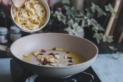 Cho dầu olive và tỏi vào chảo, nấu ở lửa nhỏ 2 - 3 phút, cho hương vị của tỏi được lan tỏa, hòa vào dầu oliu. Nếu tỏi cắt mỏng thỉ sẽ nhanh bị vàng dẫn đến cháy. Sau đó cho ớt khô vào, đảo sơ cho ớt ra mùi. Cho tiếp mì vào đảo đều cho mì bám sốt.