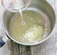 Cho hành tây cắt nhỏ, nước cốt chanh, rượu vang khô vào chảo, đun sôi, rồi chỉnh bếp nhỏ lửa và tiếp tục đun cho đến khi nước sốt sánh lại.