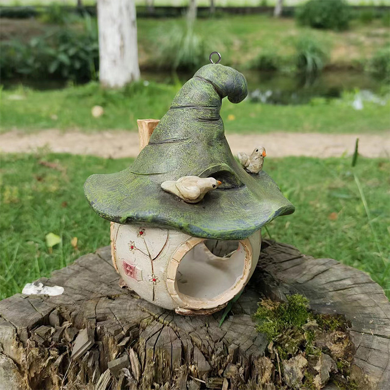 Vogelhaus mit Zauberhut-Design aus Kunstharz