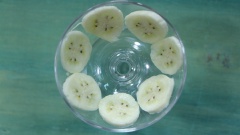 Cho chuối cắt lát vào ly, sau đó thêm phần pudding chuối vào cùng và giữ lạnh trong tủ lạnh khoảng 2 tiếng nếu muốn ăn lạnh.