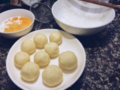 Lấy hỗn hợp khoai tây ra khỏi lò và rây bột mì vào trộn đều. Múc một ít khoai dàn đều ra lòng bàn tay, cho vài sợi phô mai Mozzarella vào giữa rồi vo tròn lại.