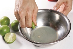 Xoài rửa sạch, gọt vỏ, cắt thành miếng nhỏ. Chanh cắt làm đôi, vắt lấy nước cốt chanh.