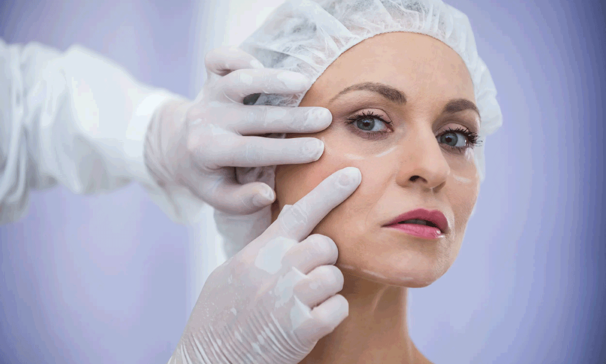 Formarse en estética facial y dermocosmética: Una inversión estratégica para el futuro profesional