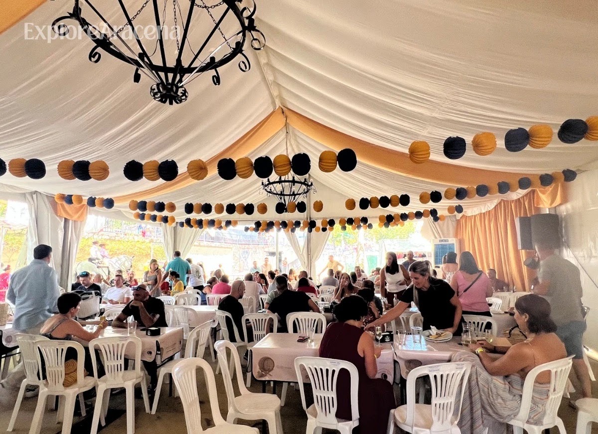 Spacious caseta filled with families and groups during the daytime Feria de Aracena programme.