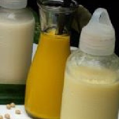 Tắt máy, đổ sữa hạt điều ra cốc và thưởng thức thôi.