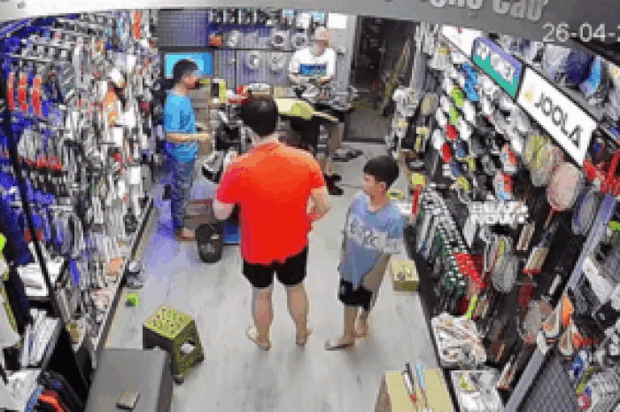 Vừa thử vợt cầu lông, chàng trai ôm đầu tỏ vẻ hối hận: Lý do được camera an ninh ghi lại - Tạp chí SaoStar