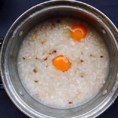 Trứng gà tách lấy lòng đỏ trứng, cho vào nồi cháo, nấu khoảng 2 phút.