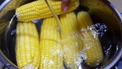 Bắp trái mua về lột vỏ, rửa sạch, luộc chín (hoặc có thể mua bắp đã luộc chín). Sau đó thì tách lấy hạt. Hành lá cắt nhỏ. Ruốc khô ngâm nước ấm cho nở sau đó giã dập.