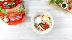 Đem xúc xích đi ướp với 20gr hành tím băm, 20gr tỏi băm, 5gr ớt băm, 10gr tiêu xanh đập dập, 5gr tiêu đen, 30gr đường và 30ml nước mắm. Để 15 phút cho gia vị thấm.