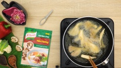 150gr nấm bào ngư rửa sạch, để ráo, xé những cây nấm to ra làm đôi. Ướp nấm bào ngư với 1 muỗng canh dầu mè và 1 muỗng cà phê hạt nêm nấm hương Knorr, trộn đều lên cho nấm thấm gia vị. Lăn nấm bào ngư qua 1 lớp bột chiên giòn (50gr bột) rồi đem chiên lên cho vàng giòn.