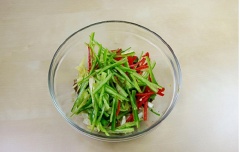 Kế đến cho ngò rí, gừng, tỏi và ớt vào trộn đều. Để thịt bò thấm vị, nên trộn thịt bò trước khi ăn khoảng 1 tiếng.