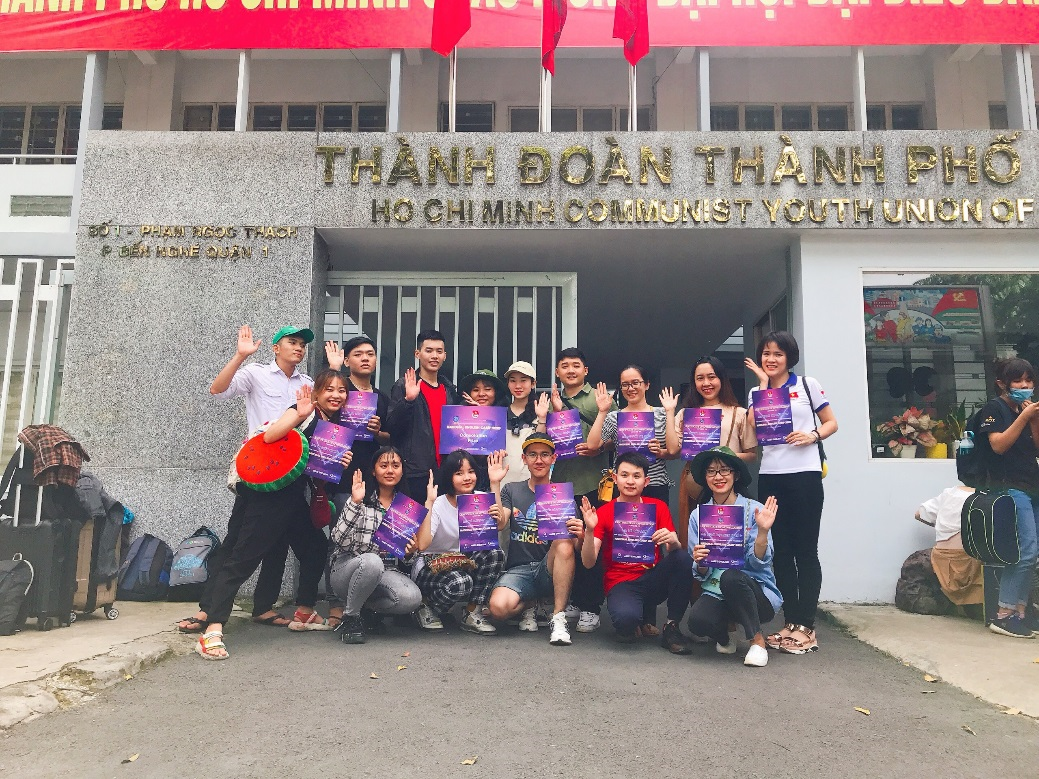 Phạm Văn Anh Khoa (thứ 2 từ trái qua) sinh viên Trường Đại học Kinh tế Công nghiệp Long An được lựa chọn là đại biểu đại diện tỉnh Long An tham gia hội trại