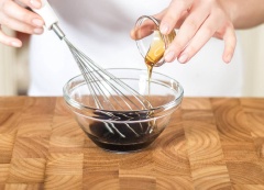 Luộc miến khoảng 5-6 phút rồi xả với nước lạnh, cắt nhỏ nếu cần thiết. Trộn đều nước tương và mật ong. Thịt bò rửa sạch, thái lát mỏng. Cho thịt bò vào 1 cái túi zip, rót hỗn hợp nước tương vào ướp cùng thịt bò trong 5-10 phút.