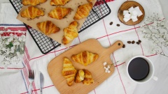 Croissant trứng muối sẽ là một món ăn xế cực ngon khi thưởng thức với trà hoặc cà phê đấy. Còn chờ gì mà không cùng Cooky mau mau vào bếp để làm những chiếc bánh sừng bò thật dễ thương và ngon muệng nào.