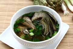 Canh hoa atiso nấu với sườn mang một hương vị thanh mát, ngon lành và rất bổ dưỡng cho cả nhà thưởng thức, bồi bổ sức khỏe sau một tuần làm việc vất vả đấy. Các mẹ nội trợ lưu công thức lại và nấu ăn nhé.