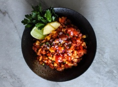 Cho salad ra đĩa và thưởng thức nào. Salad là món ăn bổ dưỡng trong mùa hè, món salad cà chua thơm này độc đáo nhờ kết hợp cà chua, thơm và các nguyên liệu khác tạo nên nhiều màu sắc làm món ăn lạ miệng ngon và hấp dẫn.