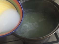 Đun sôi nồi cháo với lửa lớn rồi hạ nhỏ lửa, đun và thỉnh thoảng khuấy đều. Khi hạt cháo chín mềm nhừ thì hòa tan bột bắp với chút nước, đổ vào nồi cháo khuấy đều. Tùy thuộc vào sở thích ăn cháo sệt đên đâu mà cân nhắc rưới nước bột bắp cho phù hợp nhé!