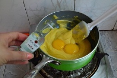 Cuối cùng, cho 6gr rượu rum vào, khuấy đều thành một hỗn hợp mềm, mịn. Cho hỗn hợp lòng trắng trứng, đường trắng ở bước 2 vào hỗn hợp bột mì, bơ, trộn đều.