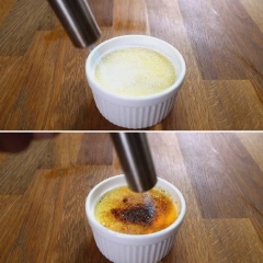 Cách làm bánh Creme Brulee hấp: Khi dùng, bạn rắc 1 lượng đường lên mặt bánh, vặn cây khò lửa ra, di chuyển lên bề mặt bánh để ngọn lửa chuyển động tròn trong khoảng 2 phút đến khi đường tan chảy và chuyển vàng nâu ta được món tráng miệng tuyệt ngon.