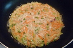 Bắc chảo lên bếp, cho vào chảo hơn 1 muỗng canh dầu ăn đun nóng với lửa vừa. Khi dầu nóng thì đổ hỗn hợp trứng vào dàn đều, đậy nắp chảo lại chiên cho trứng chín vàng một mặt rồi lật sang mặt thứ hai chiên cho chín đều.