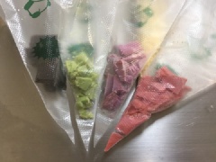 Trong thời gian chờ bánh donut chín, bạn đánh bông kem whipping. Chia kem thành 3 phần đều nhau, trộn mỗi phần với bột trà xanh, ca cao, mứt dậu hoặc bất cứ nguyên liệu nào tùy sở thích.