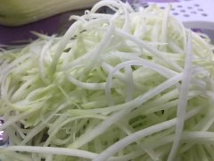 Tôm khô ngâm nước ấm 10 phút cho nở mềm, sau đó vớt ra để ráo. Đu đủ xanh gọt vỏ rửa sạch bào sợi ngâm nước muối.