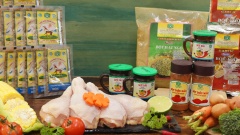 Đun nóng 2 muỗng canh dầu ăn, cho phần dầu ăn này vào chén cho 1,5 muỗng canh bột điều màu, khuấy đều cho hỗn hợp hoà quyện. Trộn sốt ướp gà nướng gồm dầu màu điều vừa pha, 2 muỗng cà phê ngũ vị hương, 1 muỗng cà phê bột tỏi, 1 muỗng cà phê bột hạt ngò, 1 muỗng canh sa tế dầu, khuấy đều cho nước sốt hoà quyện với nhau.