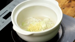 Phi thơm tỏi, gừng băm nhuyễn, hành boa rô, cho vào nước tương, đường, dầu hào, muối, hạt nêm đảo cho các gia vị tan đều. Nước sốt sôi thì cho phần gân bò đã chuẩn bị vào xào lên. Cho nước lọc vào sấp mặt gân bò, đậy nắp nồi lại kho lửa nhỏ trong khoảng 40-50 phút cho gân bò mềm và thấm đều gia vị.