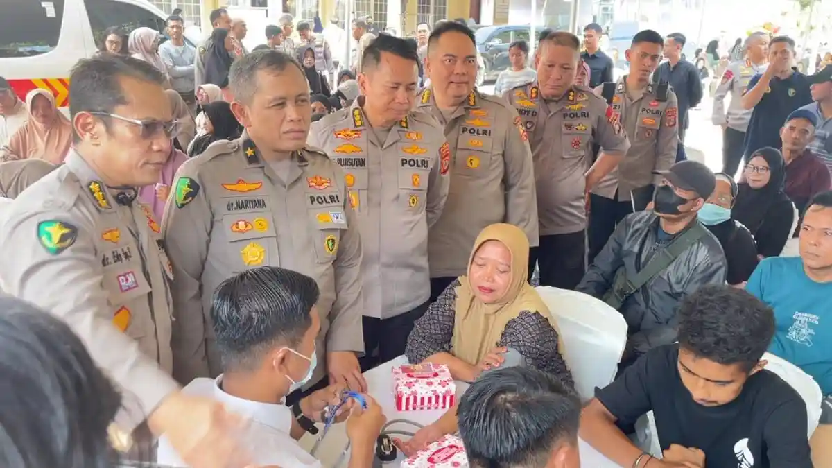 Petugas medis Polri memberikan layanan kesehatan gratis kepada warga dalam kegiatan bakti kesehatan.