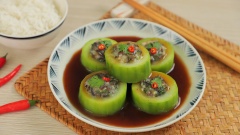 Thành phẩm: Bí chín trong, vẫn giữ được màu xanh tươi mát mà không bị nát. Phần chả nấm chay giòn giòn, dai dai chấm cùng xốt tương, ăn với cơm nóng là một món ăn hấp dẫn cho bạn trong những ngày ngán thịt cá.