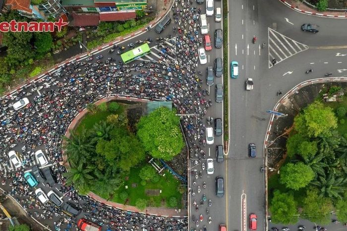 Cầu Long Biên cấm cả hai chiều, cầu Chương Dương 'thất thủ' giờ cao điểm - Báo VietnamPlus