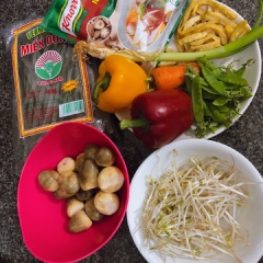 Chuẩn bị nguyên liệu: Rửa sạch các loại rau củ quả. Cắt ớt chuông cà rốt thành các que đũa nhỏ. Đậu hà lan cắt bỏ hai cuống và sợi bên thân.