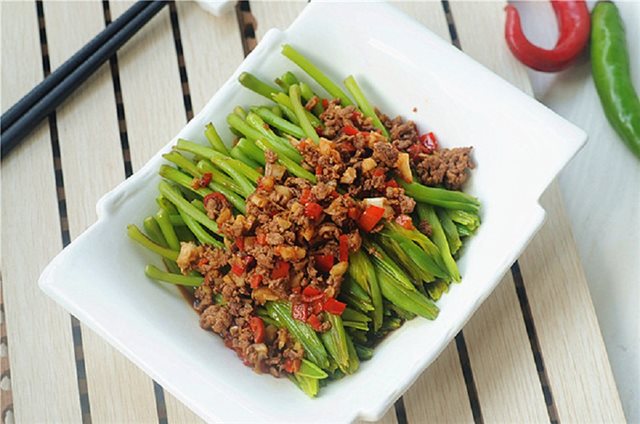 Hoa Kim Châm Trộn Sốt Thịt Băm
