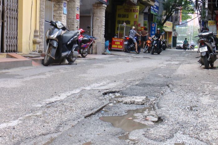Hoàn trả mặt bằng ngõ 1194 đường Láng không đảm bảo, gây mất ATGT - Đài Phát thanh và truyền hình Hà Nội