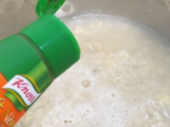 Khi sen đã chín mềm, thêm yến mạch và gia vị rồi nấu nhỏ lửa đến khi yến mạch nở bung thì thêm hành lá cắt nhỏ rồi tắt bếp.