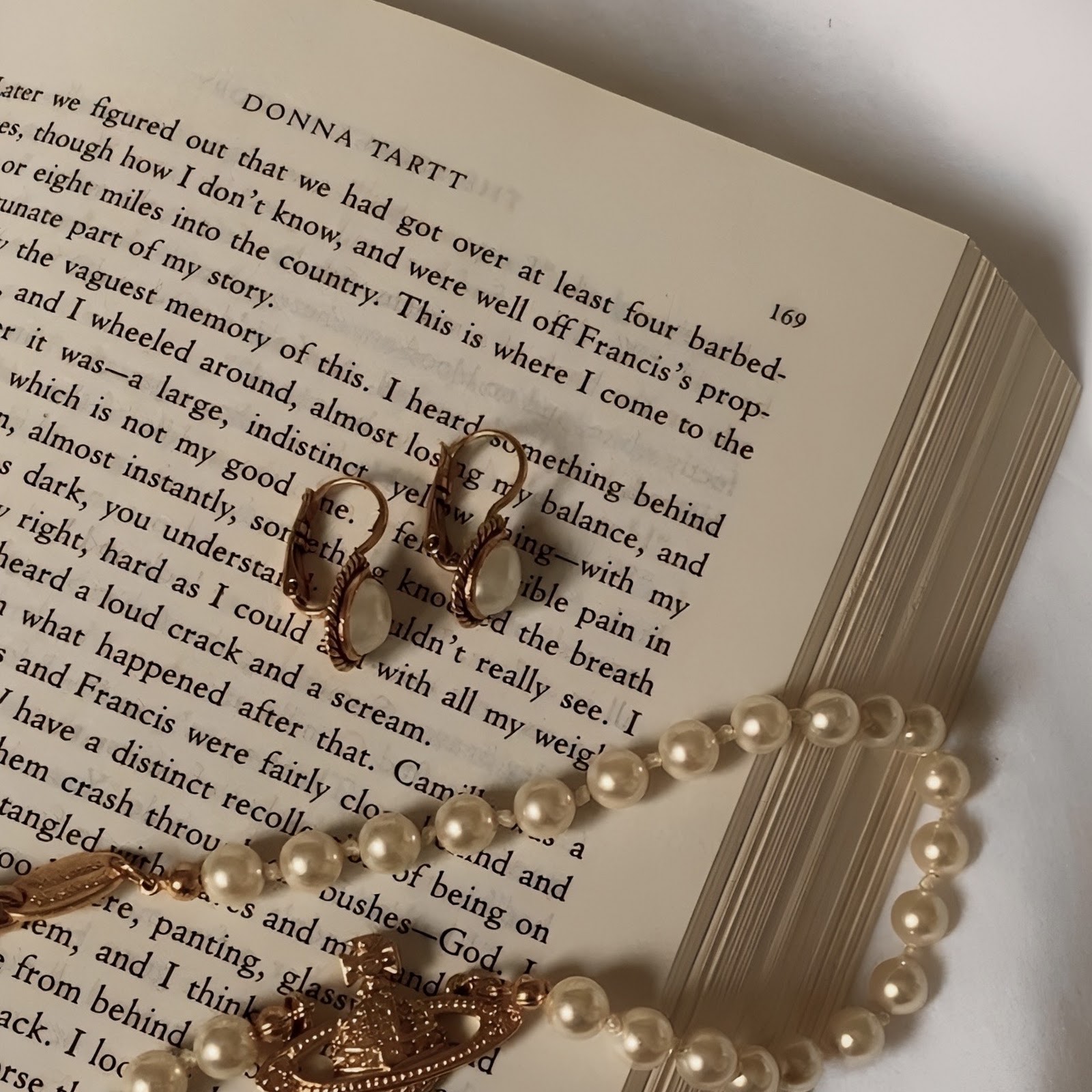 Download Vivienne Westwood Necklace on Book Full HD iPhone