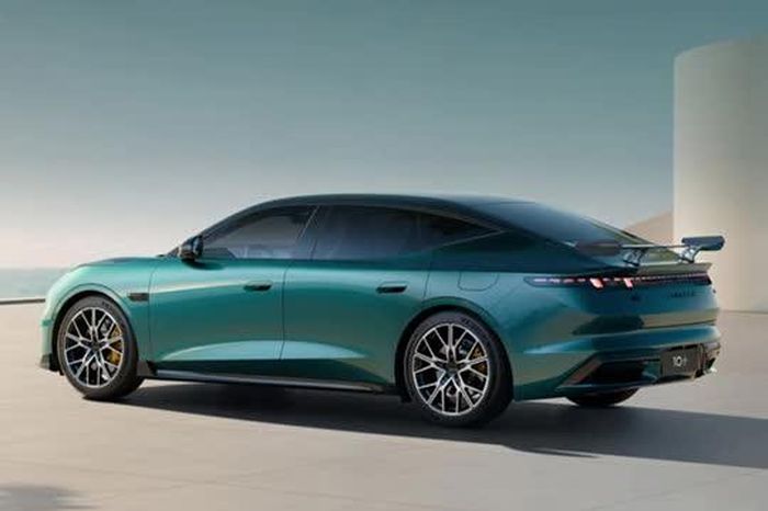 Xe sedan thiết kế thể thao, công suất 925 mã lực, giá hơn 800 triệu đồng - Tạp chí Doanh Nghiệp Việt Nam