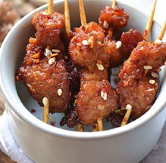 Thịt xiên chiên áp chảo với những xiên thịt chiên béo thơm, dai ngon, quyện cùng gia vị cay thơm, mặn ngọt đậm đà. Dùng ăn với cơm nóng rất đưa cơm. Nên ăn kèm với rau sống, dưa leo giòn mát để cân bằng vị giác lại nhé!