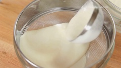 Đổ hỗn hợp vừa xay ra bát to, đổ nước gelatine và tinh chất hạnh nhân vào khuấy đều nhẹ tay cho các thành phần hòa quyện vào nhau. Để pudding được mịn bạn lọc hỗn hợp trên qua rây nhỏ.