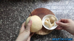 Lê rửa sach, gọt vỏ, cắt hạt lựu (hoặc cắt sao các bạn thấy thích là được). Gừng ngâm trong nước cho dễ gọt vỏ, làm sạch vỏ sau đó cắt sợi.