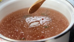 Ngâm 60gr bột khoai và 60gr bột báng trước 2 tiếng cho nở rồi nấu với 700ml nước. Thêm 1/4 muỗng cà phê muối và 120gr đường trắng vào rồi thêm 400ml nước cốt dừa. Cuối cùng cho chuối cắt lát vào nấu 20 phút cho chuối thấm đều rồi tắt bếp.